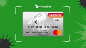 Eine Norisbank-Debitkarte mit silbernem Design, Chip und kontaktlosem Symbol. Die Kartennummer, das Ablaufdatum (12/26) und der Name 'MAXI MUSTERHAUSEN' sind sichtbar. Oben ist das Norisbank-Logo, unten das Mastercard-Logo. Der grüne Hintergrund enthält das 'Fincopilot'-Logo und grafische Elemente.