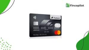 Eine Postbank Card Mastercard Platinum mit schwarzem, stilvollem Design. Die Karte zeigt das Postbank-Logo, einen EMV-Chip, das kontaktlose Zahlungssymbol und das Mastercard-Logo. Der Name „Petra Pfiffig“ ist auf der Karte abgebildet. Im Hintergrund befinden sich grüne und schwarze Designelemente mit dem Logo von Fincopilot in der oberen rechten Ecke.