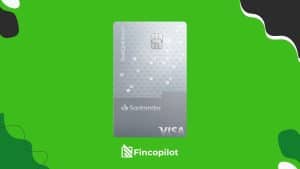 Eine Santander BestCard Smart Kreditkarte mit Visa-Logo wird auf einem grünen Hintergrund angezeigt. Das Kartendesign ist silber mit geometrischem Muster und kleinen Santander-Logos. Unten befindet sich das Logo von Fincopilot.