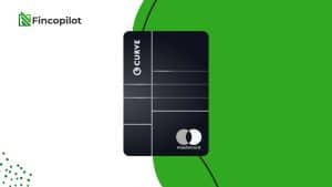 Abgebildet ist eine schwarze Curve-Mastercard mit modernem Design vor einem halb weißen, halb grünen Hintergrund. Oben links befindet sich das Logo von Fincopilot. Die Darstellung verweist auf die Premium-Funktionen von Curve Pay Pro+ für modernes und flexibles Finanzmanagement.
