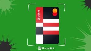 Eine stilisierte Curve Mastercard mit einem modernen, blockartigen Design in Rot, Schwarz und Weiß ist mittig auf einem leuchtend grünen Hintergrund dargestellt. Oben rechts auf der Karte befindet sich das Mastercard-Logo. Links am Kartenrand steht vertikal der Schriftzug „Curve“ mit dem Logo des Unternehmens. Unterhalb der Karte steht das Logo von Fincopilot. Die Szene vermittelt den Eindruck einer digitalen Zahlungsplattform oder App-Schnittstelle. Dieses Bild bezieht sich auf die neue Finanzlösung Curve Pay X.