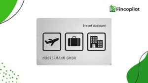 Eine silberne Karte mit der Aufschrift „Travel Account“ und dem Firmennamen „MUSTERMANN GMBH“ zeigt drei Symbole: ein Flugzeug, einen Koffer und ein Hotelgebäude – stellvertretend für Geschäftsreisen. In der oberen rechten Ecke befindet sich das Logo von Fincopilot auf weißem Hintergrund mit grünen Designelementen. Dieses Bild steht im Zusammenhang mit Geschäftsreise-Lösungen und symbolisiert die Nutzung eines Diners Club Card Travel-Kontos zur Verwaltung von Reiseausgaben.
