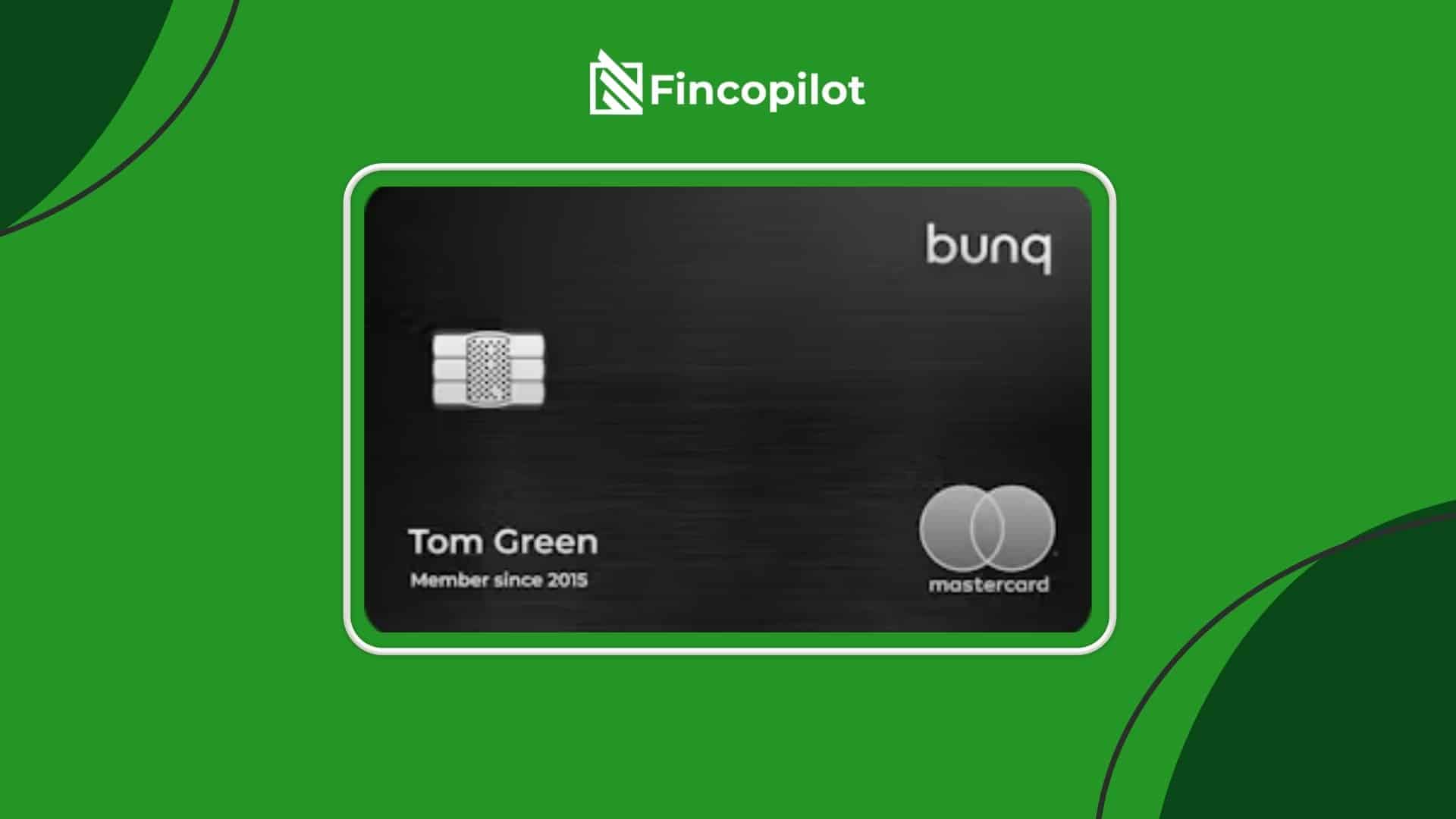 Eine stilvolle schwarze Bunq Metal Card mit dem Namen „Tom Green“ ist mittig auf grünem Hintergrund abgebildet. Darüber steht das Logo von Fincopilot. Die Karte kombiniert elegantes Design mit moderner Funktionalität und symbolisiert nachhaltiges Banking auf höchstem Niveau.