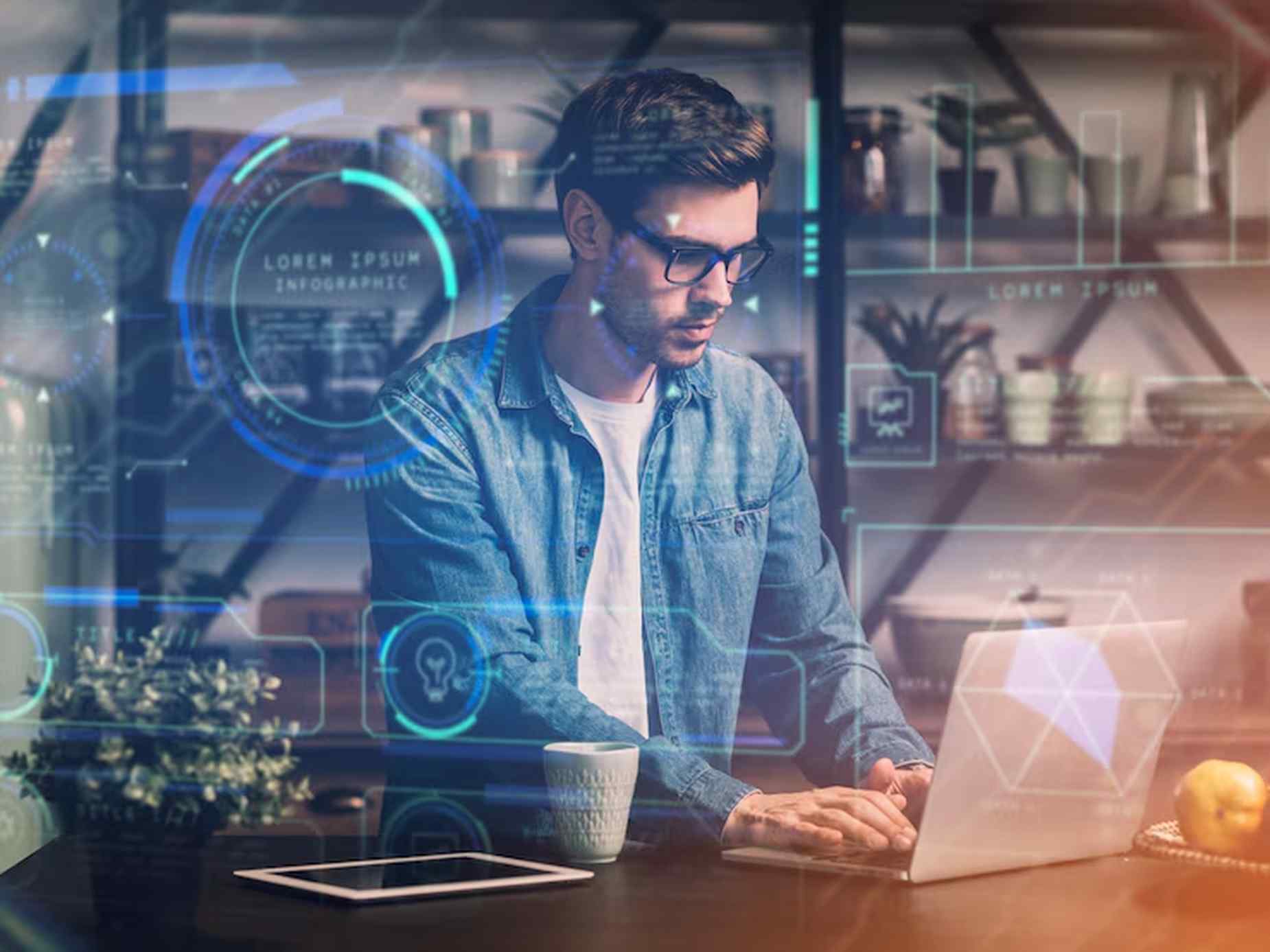 Ein junger Mann arbeitet konzentriert an einem Laptop in einem modernen, digitalen Umfeld mit virtuellen Datenanzeigen – eine symbolische Darstellung der Nutzung von Robo-Advisors für automatisierte Anlageentscheidungen.