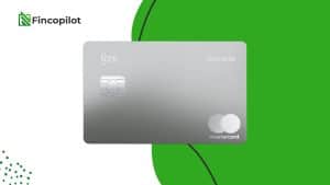 Eine stilvolle silberne Kreditkarte mit der Aufschrift „N26 Business Metal“ liegt vor einem modernen, grün-weißen Hintergrund. Das Mastercard-Logo befindet sich in der unteren rechten Ecke der Karte, die ein minimalistisches Design für Geschäftskunden vermittelt. Links oben ist das Fincopilot-Logo zu sehen, was auf eine Partnerschaft oder einen Dienstleistungskontext hinweist.