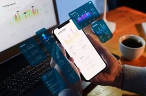 Visualisierung von Finanzdaten auf Laptop und Smartphone mit interaktiven Diagrammen und Dashboards, die moderne Tools zur Risikoprofilerstellung und Portfolioanalyse unterstützen.