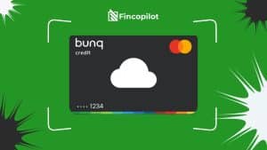 Abbildung einer modernen schwarzen Mastercard mit bunten Details, präsentiert von Bunq, auf grünem Hintergrund – Symbol für die Bunq Virtual Credit Card und ihre digitale Nutzung für Online-Zahlungen.