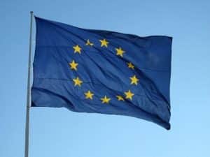 Europäische Flagge mit zwölf Sternen auf blauem Hintergrund, Symbol für die Europäische Union und den Markt für Europäische ETFs.