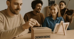 Mann wirft eine Münze in eine Crowdfunding-Spardose, während im Hintergrund ein kleines Musikensemble probt – Symbol für gemeinschaftliche Investitionen in kreative Projekte.